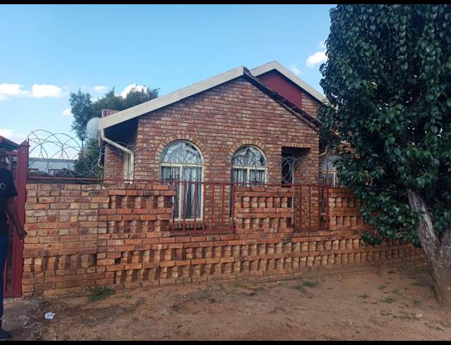 3 BEDROOM HOUSE FOR SALE IN MAFIKENG CBD